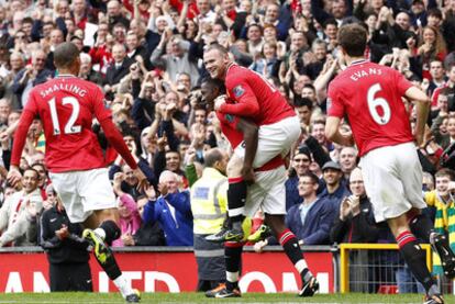 Welbeck y Rooney celebran uno de los goles del Manchester United.