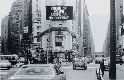 &#039;Abuse of Power Comes As No Surprise&#039;. obra de 1982 de Jenny Holzer, que ilustra la web del manifiesto.