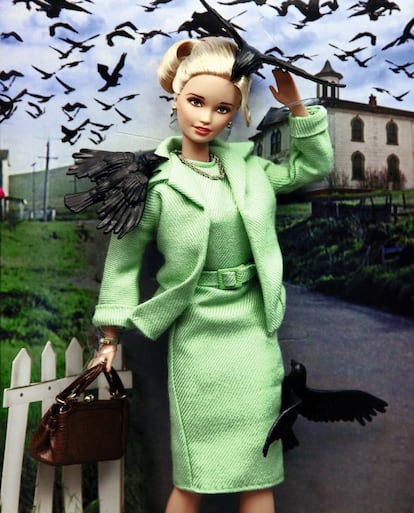 En 2008, para celebrar el 45º aniversario de Los pájaros, de Hitchcock, Mattel lanzó una Barbie en homenaje a Tippi Hedren.