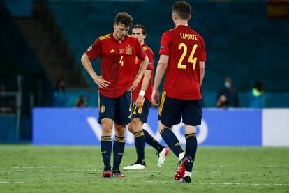 Pau Torres y Laporte, durante el España-Polonia del pasado sábado en Sevilla. / ALEJANDRO RUESGA