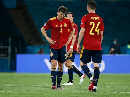 Pau Torres y Laporte, durante el España-Polonia del pasado sábado en Sevilla. / ALEJANDRO RUESGA