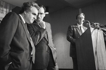 De derecha a izquierda: Enrique Múgica, Alfonso Guerra, el entonces vicepresidente del Gobierno, y Txiqui Benegas, el que era el secretario general del PSOE.