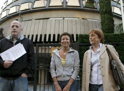 Los candidatos  de II-SP Luis Ocampo, Ángeles Maestro y Doris Benegas, junto al Tribunal Constitucional.