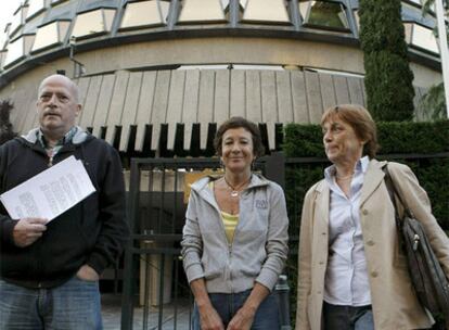 Los candidatos de II-SP Luis Ocampo, Ángeles Maestro y Doris Benegas, junto al Tribunal Constitucional.