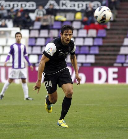 El delantero paraguayo del Málaga Roque Santa Cruz (31 años). En la temporada 2011/2012 Santa Cruz fue cedido al Betis por el Manchester City (equipo al que pertenece) y el año siguiente fue también cedido al Málaga por el conjunto inglés. En la foto, Santa Cruz durante un encuentro de Liga contra el Valladolid, el pasado 9 de marzo.