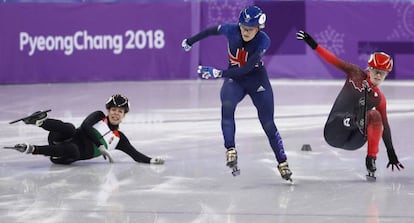 Elise Christie (centro), do Reino Unido, Andrea Keszler (esquerda), da Hungria, e Kim Boutin, do Canadá, na prova de 500 metros de patinação de velocidade.