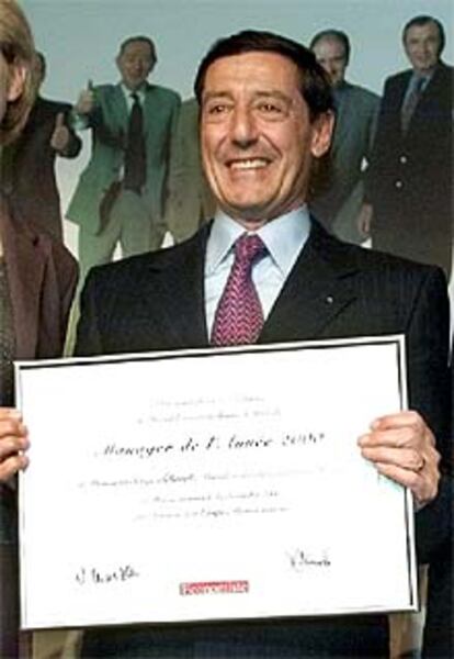 Serge Tchuruk, recibiendo el premio al mejor directivo el año 2000.