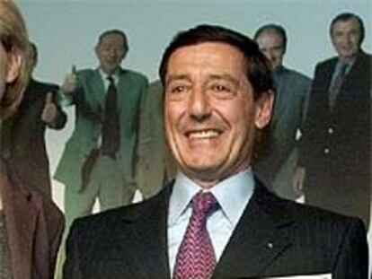 Serge Tchuruk, recibiendo el premio al mejor directivo el año 2000.