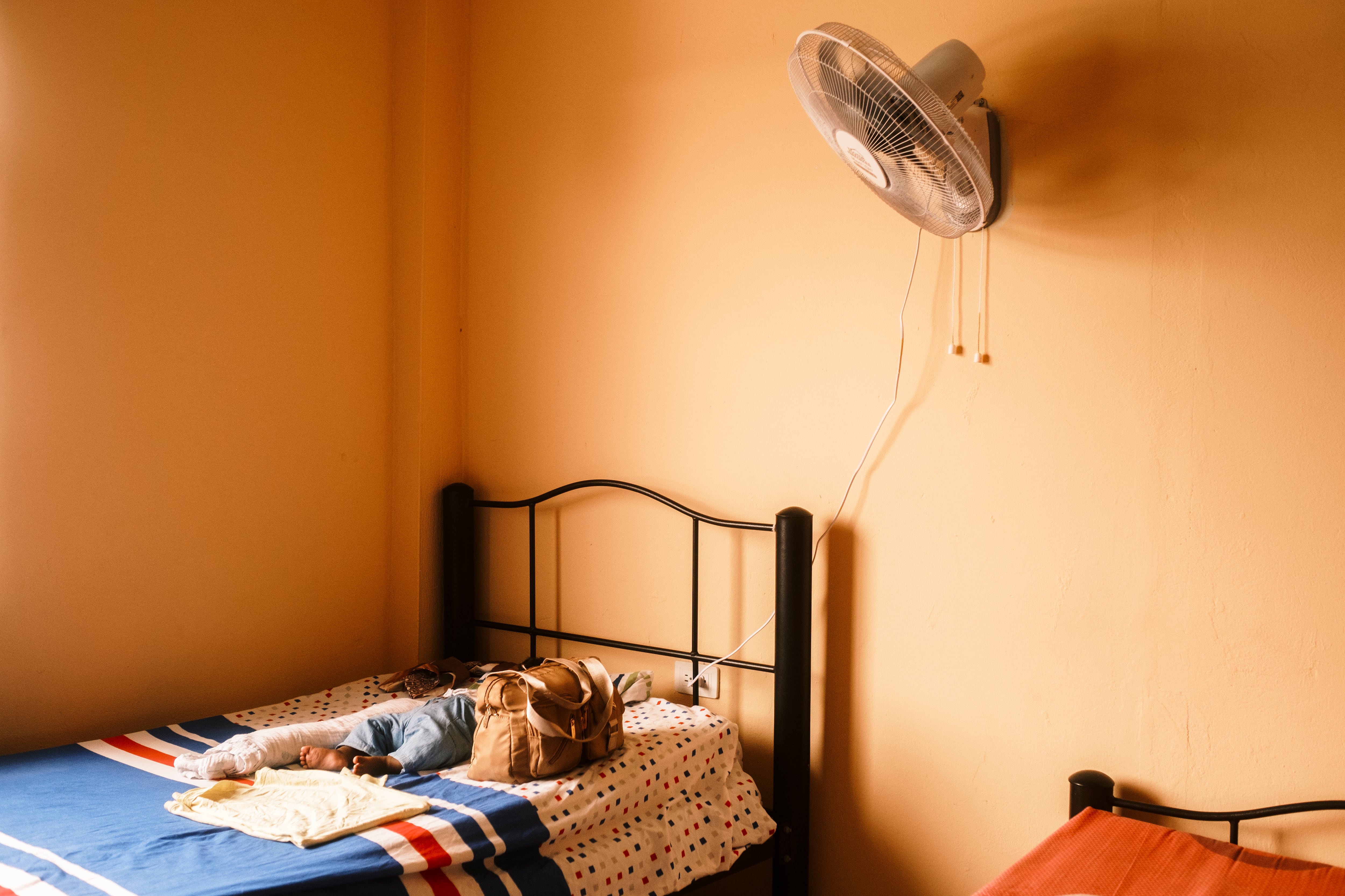 Un niño duerme en una de las habitaciones de la sede de ACADESAN.