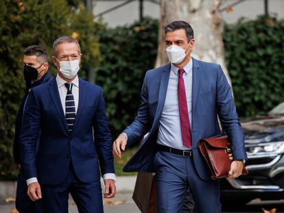 El presidente del Senado, Ander Gil ,y el presidente del Gobierno, Pedro Sánchez, a su llegada a la Conferencia de Presidentes extraordinaria del miércoles.