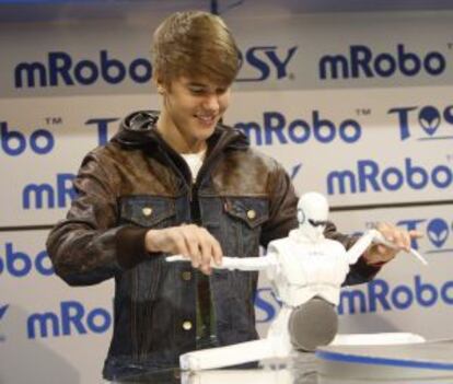 El cantante Justin Bieber presenta un robot en la feria CES de Las vegas.