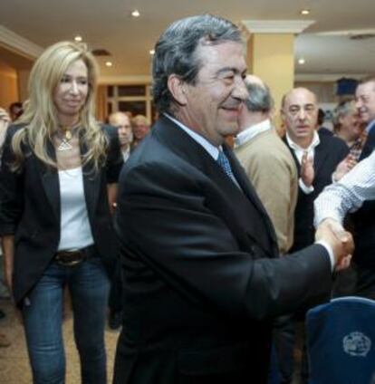 El candidato de Foro Asturias a la Presidencia del Principado, Francisco Álvarez Cascos, celebra la victoria de su partido esta noche en Oviedo.