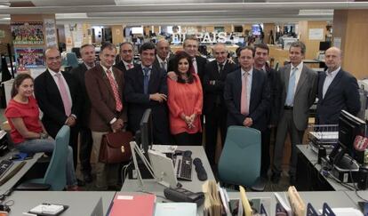 Médicos del hospital Ramón y Cajal (Madrid) durante su visita a EL PAÍS esta mañana. Con ellos, Antonio Caño (quinto por la derecha, director de EL PAÍS) y Eva Saiz (a la izquierda, subdirectora del periódico).