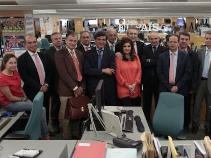 M&eacute;dicos del hospital Ram&oacute;n y Cajal (Madrid) durante su visita a EL PA&Iacute;S esta ma&ntilde;ana. Con ellos, Antonio Ca&ntilde;o (quinto por la derecha, director de EL PA&Iacute;S) y Eva Saiz (a la izquierda, subdirectora del peri&oacute;dico).