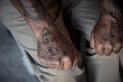 Uno de los internos muestra un tatuaje en la mano con el retrato de su hermano, muerto por sobredosis.