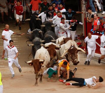 Los toros de la ganadería Miura hacen su entrada en la plaza de toros de Pamplona.