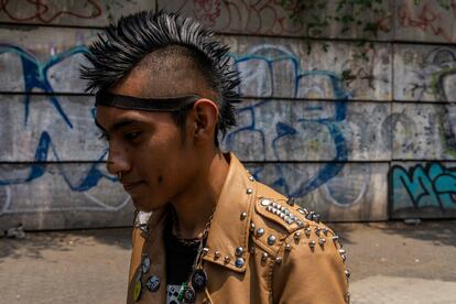 Un joven camina por  el Tianguis Cultural del Chopo. 