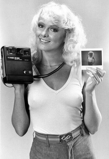 Una modelo posa con una cámara instantánea. Kodak y Polaroid se enfrentaron en los tribunales por la patente de las instantáneas. Finalmente, una sentencia condenó a la compañía de Eastman por violación de patente, y prohibió que comercializara sus instantáneas.