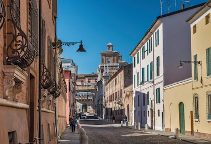 Vista de Corso Ercole I D'Este, con el Castillo de los Este al fondo de esta calle de Ferrara.