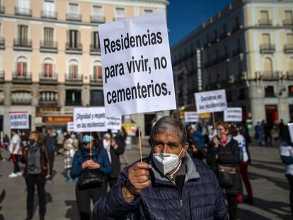 Manifestantes protestan por la falta de recursos y las muertes en las residencias en la Puerta del Sol en Madrid, este domingo.