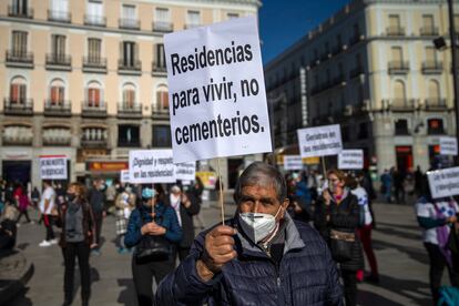 Manifestantes protestan por la falta de recursos y las muertes en las residencias en la Puerta del Sol en Madrid, este domingo.