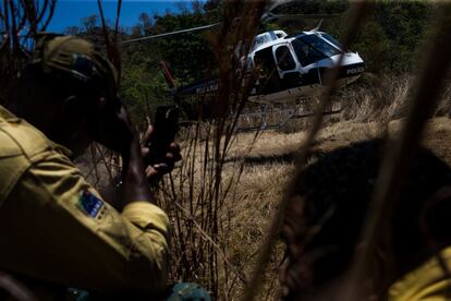 “Percorremos quase 100 quilômetros de caminho e tudo por uma paisagem queimada”, conta um sargento da Polícia Militar Ambiental de Goiás que na manhã desta quinta-feira se uniu ao combate contra o fogo