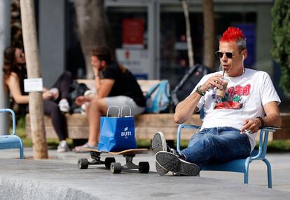 Un hombre bebe un café en una terraza en Tel Aviv, este domingo. Con más de la mitad de la población completamente vacunada, Gobierno ha eximido a los ciudadanos de la obligación a partir de este domingo, aunque su utilización seguirá siendo exigida en espacios cerrados.