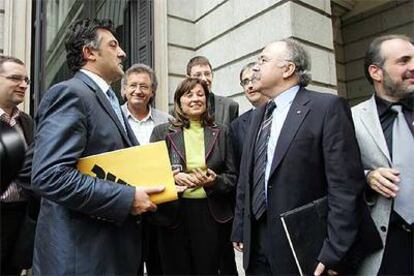 Joan Puigcercós (izquierda) saluda a Josep Lluís Carod en el exterior del Congreso de los Diputados.