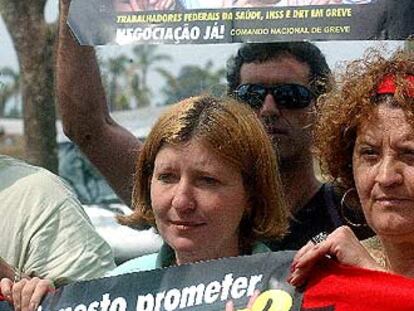 Partidarios del PT protestan contra la corrupción política en Brasilia.