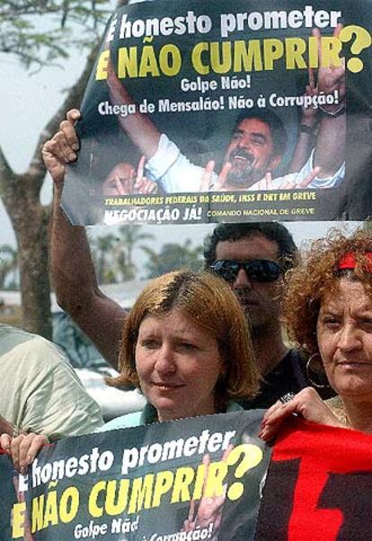 Partidarios del PT protestan contra la corrupción política en Brasilia.