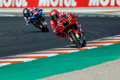 El piloto de Moto GP, Francesco Bagnaia (D) y Alex Rins ruedan en el circuito Ricardo Tormo de Cheste (Valencia).