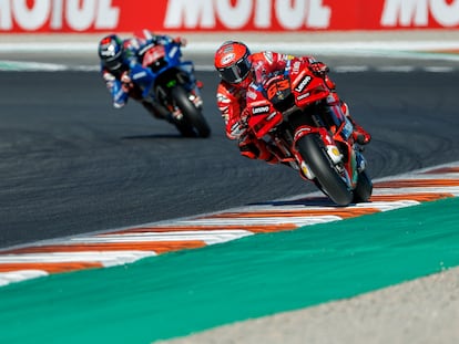 El piloto de Moto GP, Francesco Bagnaia (D) y Alex Rins ruedan en el circuito Ricardo Tormo de Cheste (Valencia).