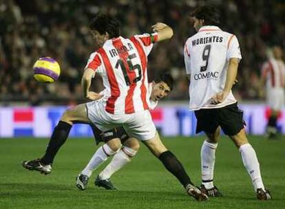 Iraola desvía un remate valencianista.