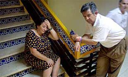 Los padres de la menor apuñalada el domingo en Lucena aguardaban noticias, ayer, en el Hospital Reina Sofía de Córdoba.