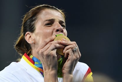 Ruth Beitia, besa su medalla de oro conseguida durante las olimpiadas de Río de Janeiro en 2016, su primera medalla en unos Juegos Olímpicos.
