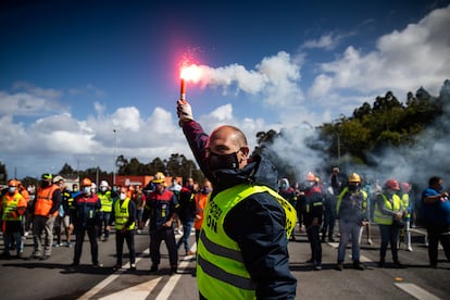 Concentracion de trabajadores de Alcoa en uno de los accesos a la fabrica de aluminio primario.