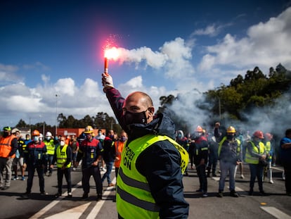 Concentracion de trabajadores de Alcoa en uno de los accesos a la fabrica de aluminio primario.