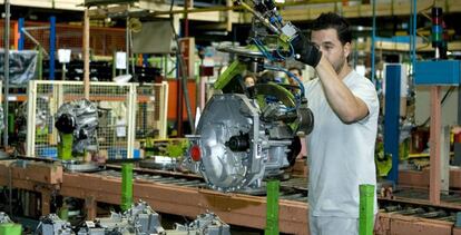 Un operario de una f&aacute;brica de Renault.