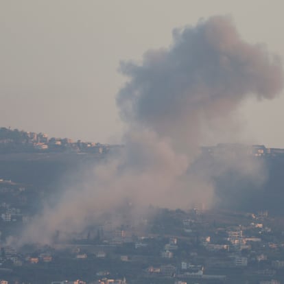 Smoke billows over southern Lebanon, amid ongoing cross-border hostilities between Hezbollah and Israeli forces, as seen from Tyre, southern Lebanon September 24, 2024. REUTERS/Aziz Taher