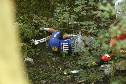 El joven deportista se ha precipitado por un puente de piedra durante la etapa, en la bajada de Sormano. En la imagen, Evenepoel yace en suelo tras la caída.