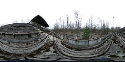 Gradas en un campo de fútbol en la ciudad ucrania de Pripyat, el 9 de abril de 2016.