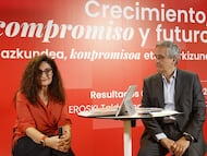 Rosa Carabel y Josu Mugarra, CEO y director financiero de Eroski, en la presentación de los resultados de 2025.
