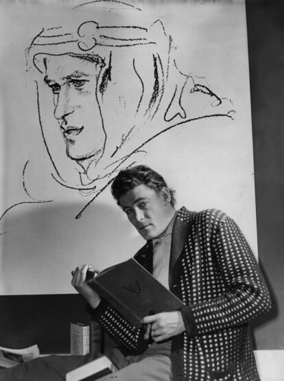 El actor irlandés Peter O'Toole estudiando para su papel en Lawrence de Arabia.