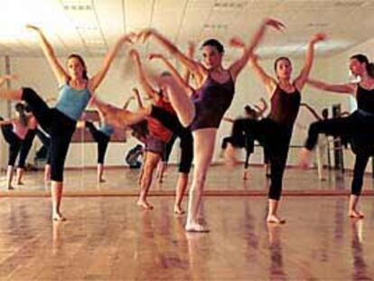 Bailarinas practicaban en el Conservatorio Profesional de Danza de Málaga.