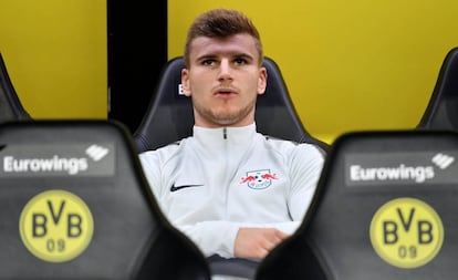 Werner, en el banquillo del Leipzig durante el partido en Dortmund.