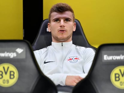 Werner, en el banquillo del Leipzig durante el partido en Dortmund.