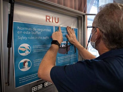 Un trabajador ultimando preparativos en el RIU Concordia en Palma de Mallorca, uno de los hoteles que participará en el corredor turístico con Alemanial