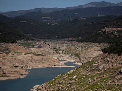Imagen del pantano de Rialb (Lleida) en el mes de mayo, cuando se encontraba al 6,19% de capacidad.