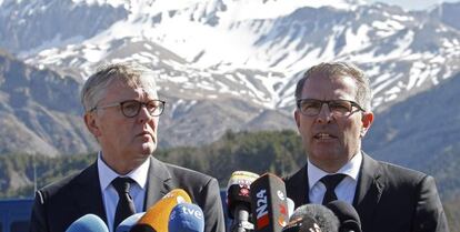 El consejero delegado de Lufthansa, Carsten Spohr, y el director general de Germanwings, Thomas Winkelmann, en una rueda de prensa junto al memorial para las v&iacute;ctimas del siniestro a&eacute;reo en el pueblo franc&eacute;s de Le Vernet.