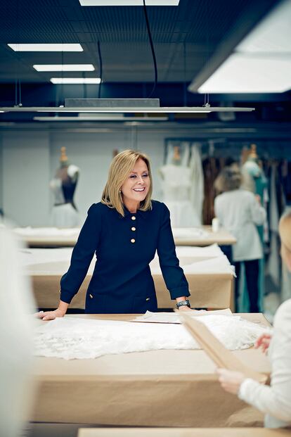 La diseñadora lleva un vestido propio.